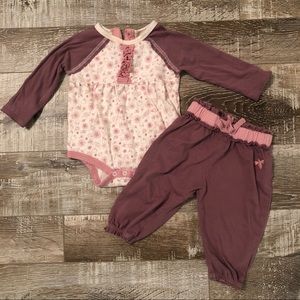 Baby bodysuit and pants